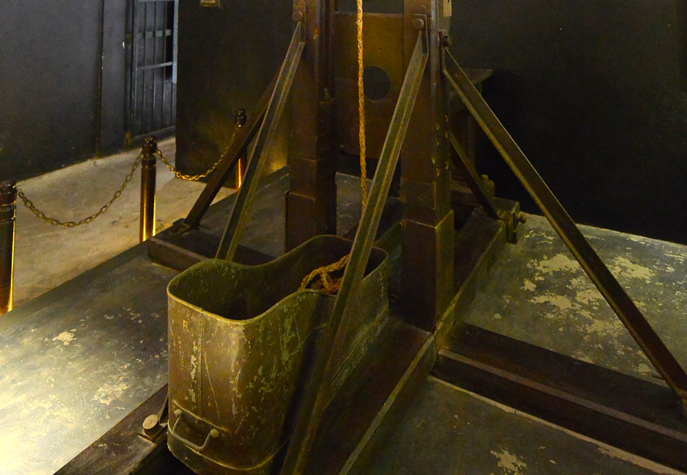 prison hanoi hoa lo guillotine 1